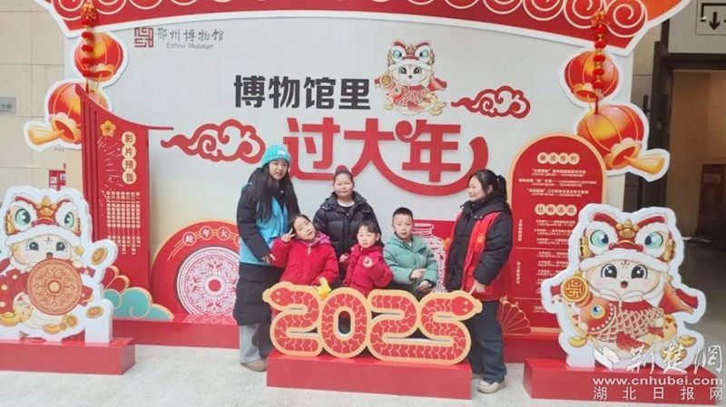 鄂城雷山社区工会驿站博物馆里开展公益课
